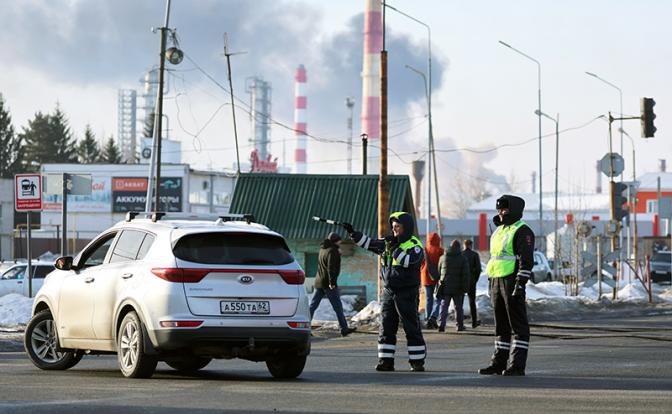 На фото: обстановка на месте пожара на нефтебазе.