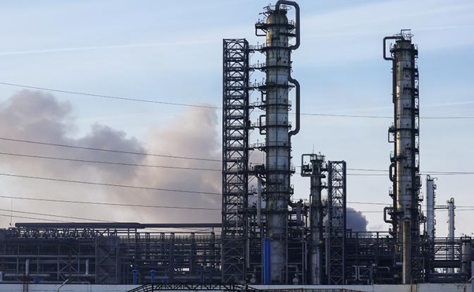 На фото: обстановка на месте пожара на нефтебазе.