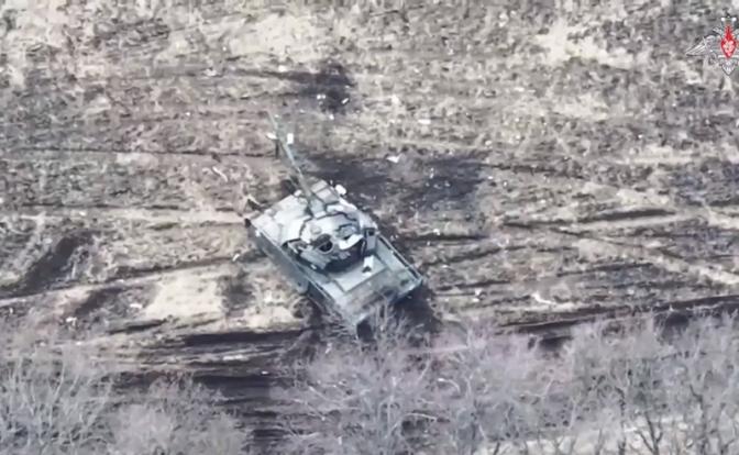 На фото: кадр уничтожения украинской техники при попытке прорыва ВСУ в районе Сподарюшино, Белгородская область РФ.