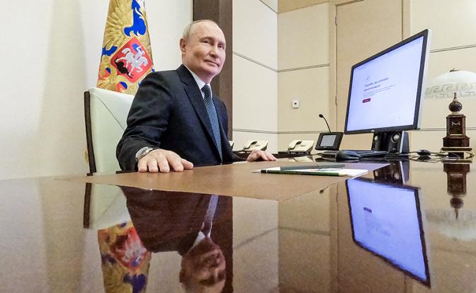 На фото: президент РФ Владимир Путин во время голосования на президентских выборах в Ново-Огарево