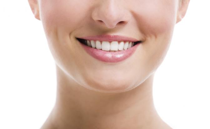 Названы самые вредные народные методы отбеливания зубов