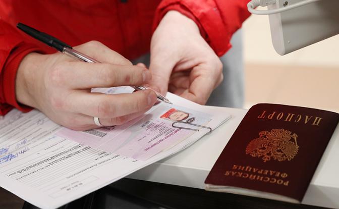 Россиянам рассказали, кому следует поменять права с 1 апреля