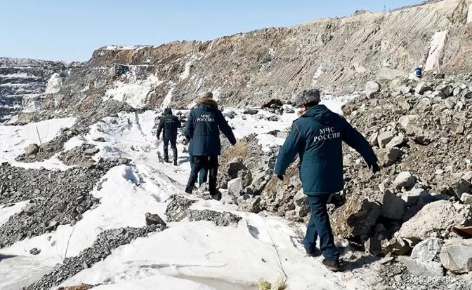 На фото: сотрудники МЧС РФ на территории рудника "Пионер".