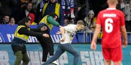 Челлендж от зрителя на поле, Кустурица, Лавров и Лепс на трибунах, акция памяти Уткина: Матч по футболу Россия-Сербия в Москве