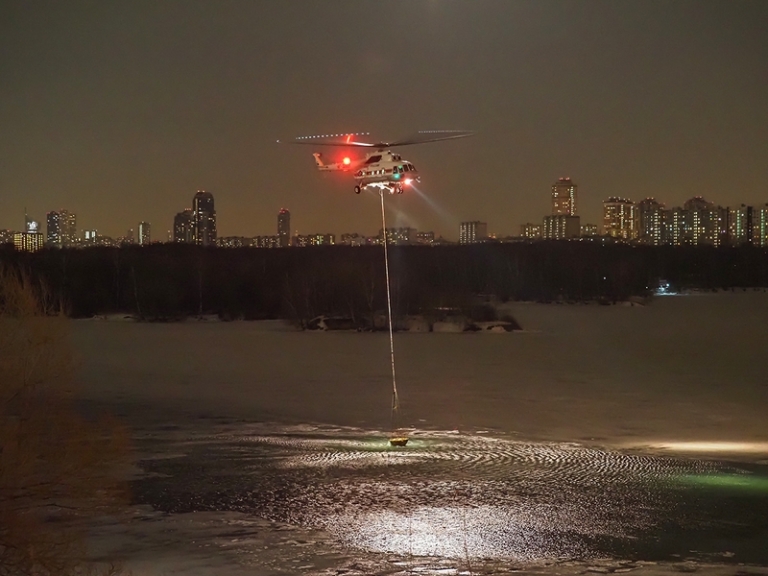 На фото: три вертолета работали конвейером, воду брали в разных местах, в том числе и возле моста МКАД.