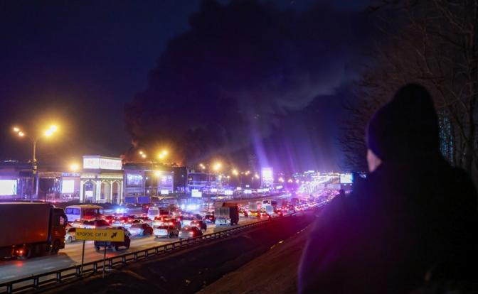 На фото: вид на дым от горящей крыши концертного зала "Крокус Сити Холл".