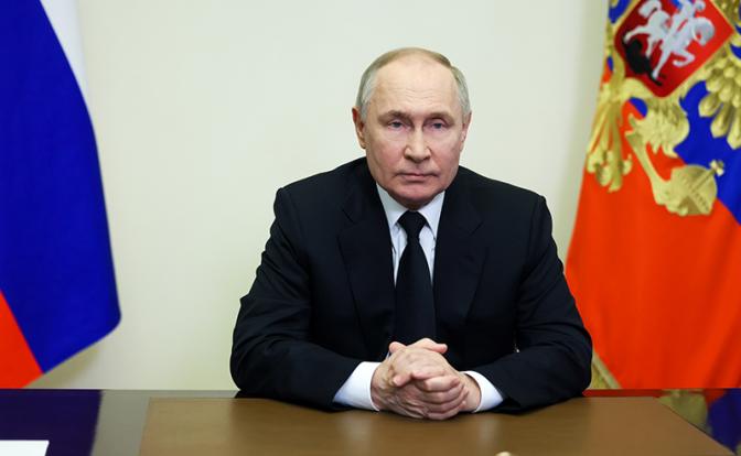 На фото: президент РФ Владимир Путин во время обращения к гражданам России в связи с терактом в подмосковном "Крокус сити холле"