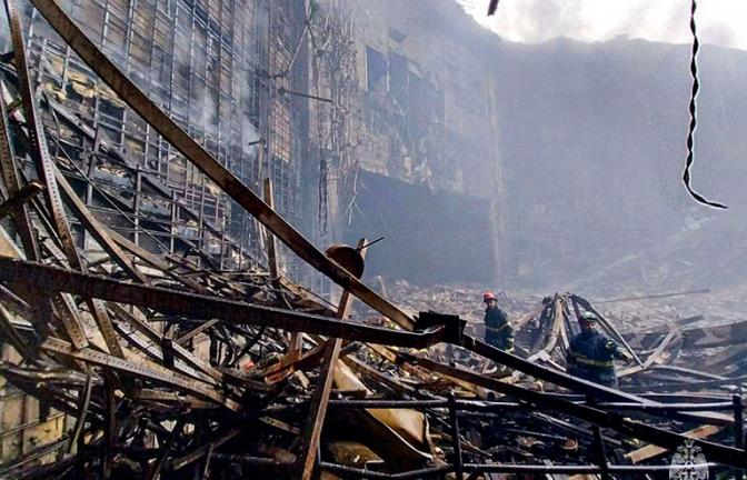 На фото: сотрудники МЧС России во время разбора завалов, образовавшихся при пожаре в "Крокус сити холле"