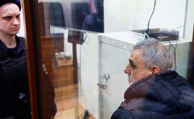 На фото: Исроил Исломов (справа), подозреваемый в причастности к делу о теракте в подмосковном "Крокус сити холле", в Басманном суде