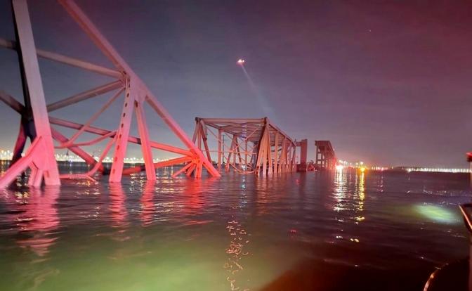 На фото: крупный план, сделанный сразу после того, как грузовое судно «Дали» врезалось в мост Фрэнсиса Скотта Ки в Балтиморе