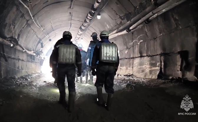 На фото: сотрудники МЧС в шахте рудника "Пионер"