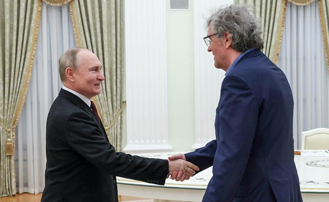 На фото: президент РФ Владимир Путин и режиссер Эмир Кустурица (слева направо) во время встречи в Кремле