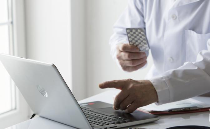 Россиянам напомнили об опасности витамина С