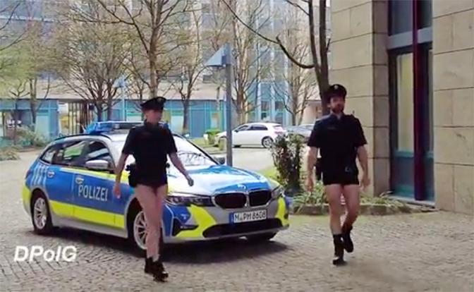 «В настоящее время 21 деталь униформы, например, брюки, куртки и фуражки, могут быть доставлены только с ожиданием в несколько месяцев», - заявил председатель Баварского государственного объединения Союза немецких полицейских Юрген Кёнляйн