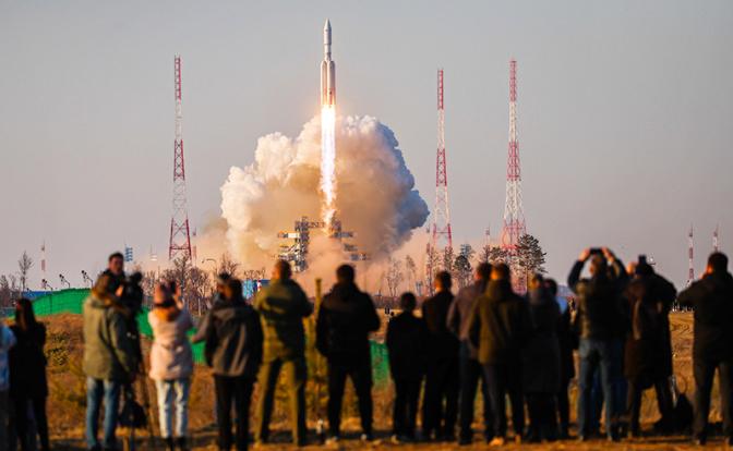 На фото: ракета-носитель тяжелого класса "Ангара-А5" с разгонным блоком "Орион" и испытательной полезной нагрузкой во время старта с третьей попытки с космодрома Восточный, Амурская область.