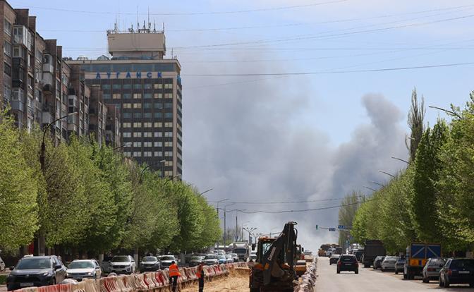 На фото: последствия обстрела в Луганске