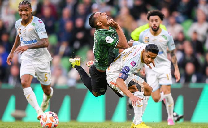 На фото: Виктор Са ("Краснодар") и Дуглас Сантос ("Зенит") во время матча на стадионе "ФК Краснодар". Российская премьер-лига.