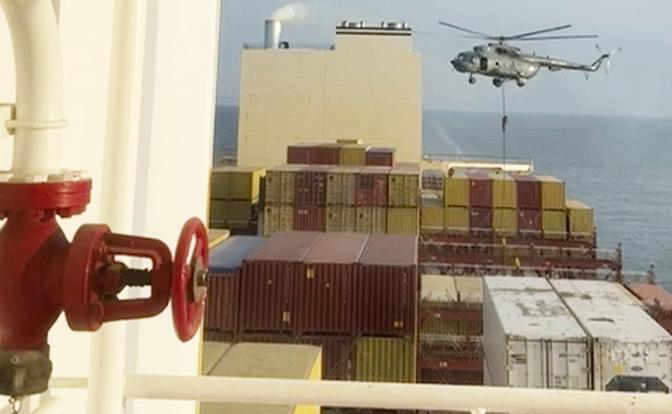 На фото: вертолетный налет на судно вблизи Ормузского пролива. Специальные военно-морские силы иранского Корпуса стражей исламской революции (КСИР) захватили связанный с Израилем корабль MCS Aries недалеко от Ормузского пролива.