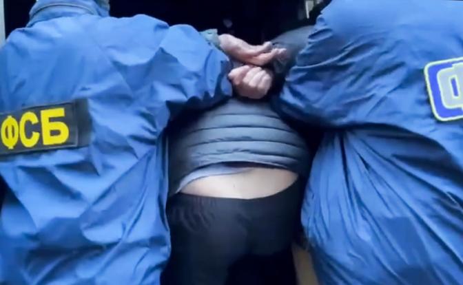 На фото: сотрудники ФСБ России во время задержания россиянина за подрыв в Москве автомобиля экс-сотрудника СБУ Василия Прозорова.