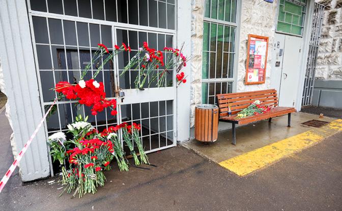 На фото: стихийный мемориал на Краснодарской улице в Москве, где 17 апреля в результате драки из-за парковочного места погиб мужчина.