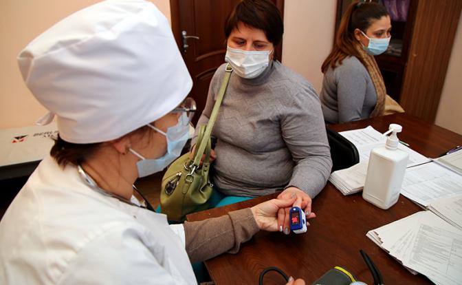 Путин поручил регионам направлять на зарплаты медикам полученные через ОМС средства