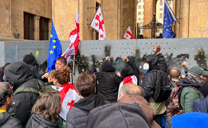 На фото: участники акции протеста против законопроекта об иноагентах у здания парламента