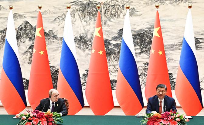 На фото: президент России Владимир Путин и председатель КНР Си Цзиньпин во время встречи в Доме народных собраний.