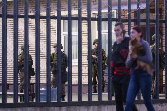 На фото: военнослужащие около места взрыва на хозяйственной территории Военной академии связи имени С. М. Буденного. Причиной взрыва в академии стала произвольная детонация 76-мм боеприпаса времен Великой Отечественной войны.