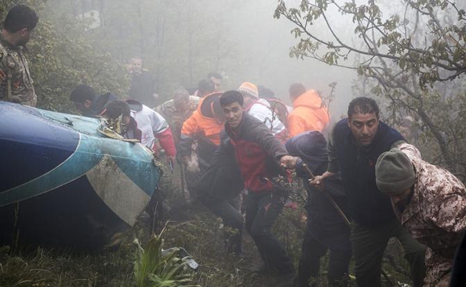 На снимке, предоставленном информационным агентством Moj News Agency, спасатели на месте крушения вертолета президента Ирана Эбрахима Раиси в горном районе иранской провинции Восточный Азербайджан.