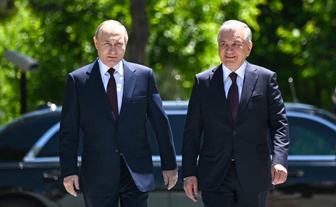 На фото: президент России Владимир Путин и президент Узбекистана Шавкат Мирзиеев во время встречи в государственной резиденции "Куксарой".