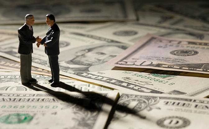 Эксперт назвал предел курса доллара, когда в игру вступят перекупщики