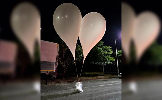 Навоз и батарейки: КНДР отправила необычную посылку в Южную Корею по воздуху