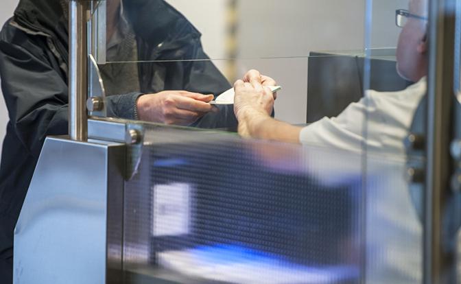 РСТ: Россиянам стали чаще отказывать в выезде за границу из-за ошибок в паспортах