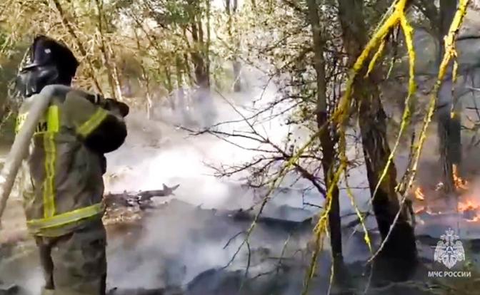 На фото: сотрудник МЧС России во время тушения пожара в Ростовской области