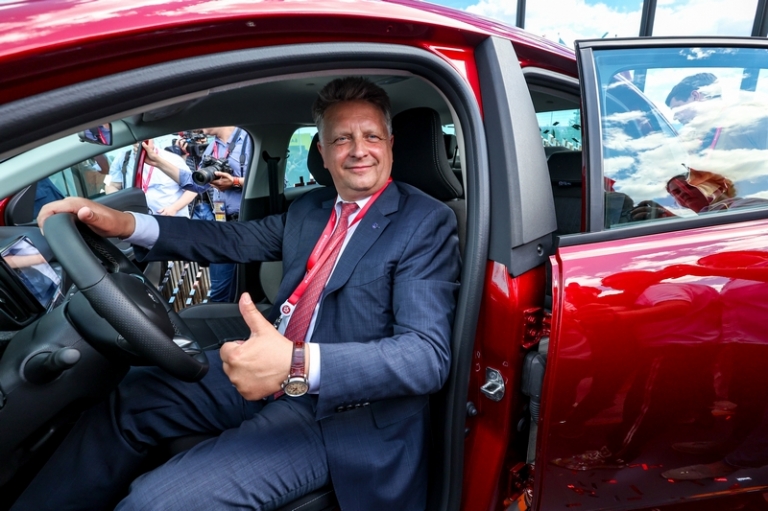 На фото: президент АО "Автоваз" Максим Соколов на презентации нового автомобиля Lada Iskra в рамках XXVII Петербургского международного экономического форума на территории конгрессно-выставочного центра (КВЦ) "Экспофорум".