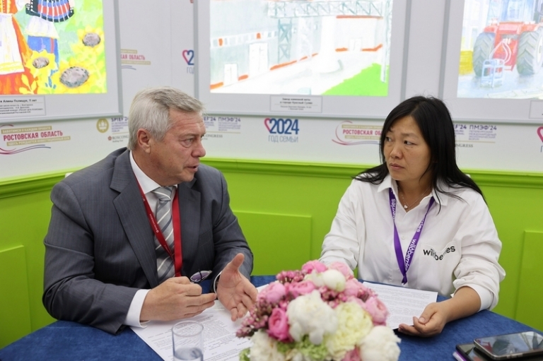 На фото: губернатор Ростовской области Василий Голубев и генеральный директор ООО &laquo;Вайлдберриз&raquo; Татьяна Бакальчук