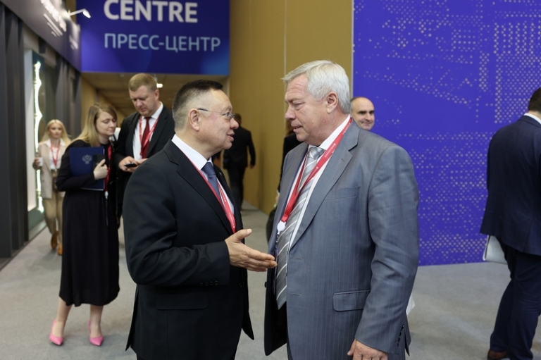 На фото: встреча губернатора Ростовской области Василия Голубева с Министром строительства и жилищно-коммунального хозяйства РФ Иреком Файзуллиным