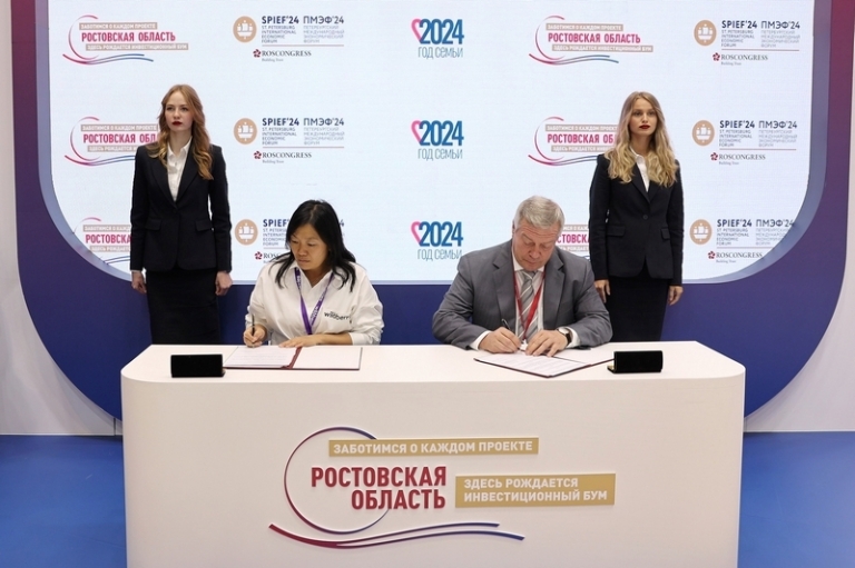 На фото: подписание соглашения о строительстве на территории Аксайского района распределительного центра ООО &laquo;Вайлдберриз&raquo; площадью порядка 180 тысяч кв. м.