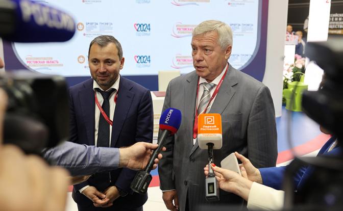 На фото: брифинг Василия Голубева (справа) и Александра Прыгункова на Петербургском международном экономическом форуме (ПМЭФ-2024)