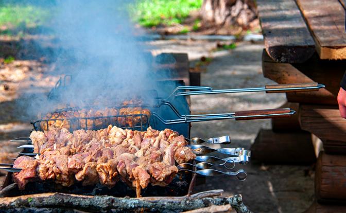 Гастроэнтеролог указала на опасность шашлыка