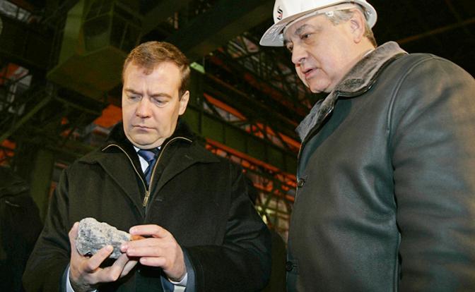 На фото: первый вице-премьер РФ Дмитрий Медведев и гендиректор Челябинского электрометаллургического комбината Павел Ходоровский (слева направо) во время посещения Челябинского электрометаллургического комбината, 2008 год.