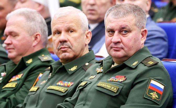 На фото: начальник Главного управления связи ВС России Вадим Шамарин (справа) перед началом расширенного заседания коллегии Минобороны РФ в Национальном центре управления обороной, 2023 год