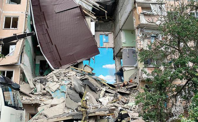 На фото: Шебекино. Последствия обрушения подъезда жилого многоэтажного дома в результате обстрела со стороны ВСУ.