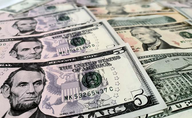 Юрист рассказал, что делать тем, кто потерял все сбережения в долларах