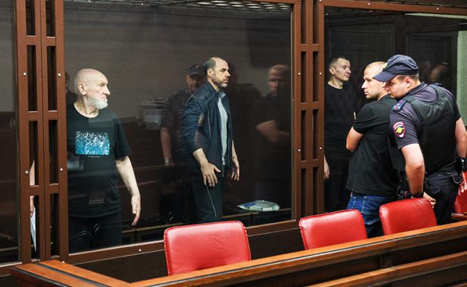 На фото: Василий Чурилов, Артем Ена и Александр Погорелов (слева направо), обвиняемые по уголовному делу о покушении на первого главу ДНР Александра Захарченко и убийстве командира ополченцев Арсена Павлова (Моторола)