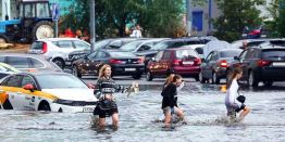 Ураган валит деревья, гнёт рекламные щиты, куски крыш отрывает от многоэтажек, швыряет урны и самокаты: Москву накрыл "Эдгар"