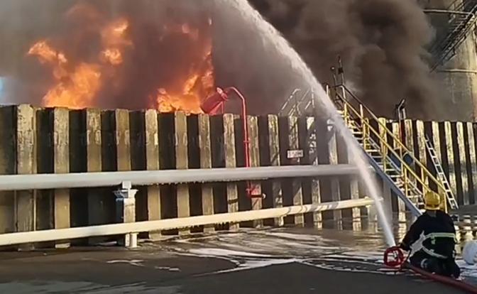 Спасатели три дня тушили пожар на российской нефтебазе