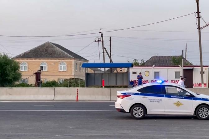 На фото: автомобили полиции, медицины катастроф и скорой помощи и на улице Махачкалы, Республика Дагестан