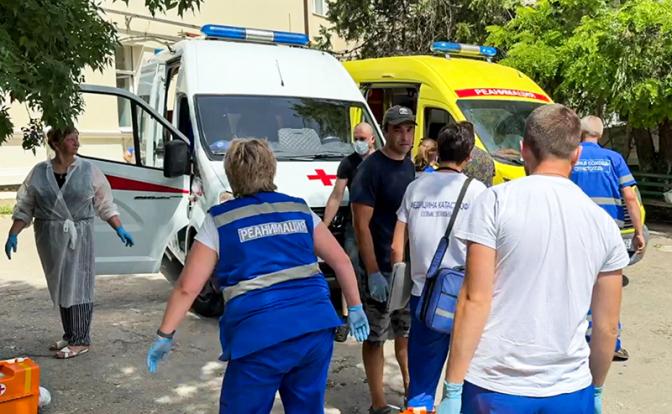 На фото: люди у автомобилей скорой помощи и реанимации в Севастополе, Россия.