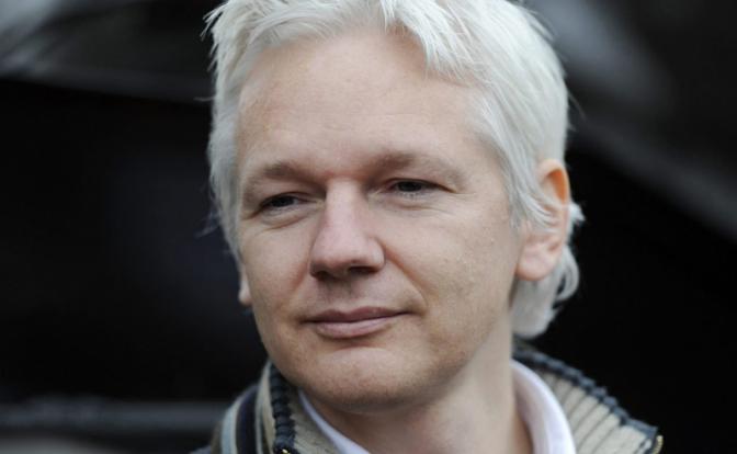 На фото: Джулиан Ассанж освобожден из британской тюрьмы под залог (фото из архива)